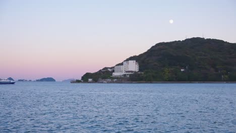 Puesta-De-Sol-Sobre-La-Bahía-En-Japón,-Toba-Mie