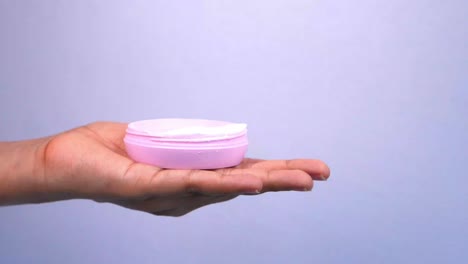 aplicación de crema para las manos