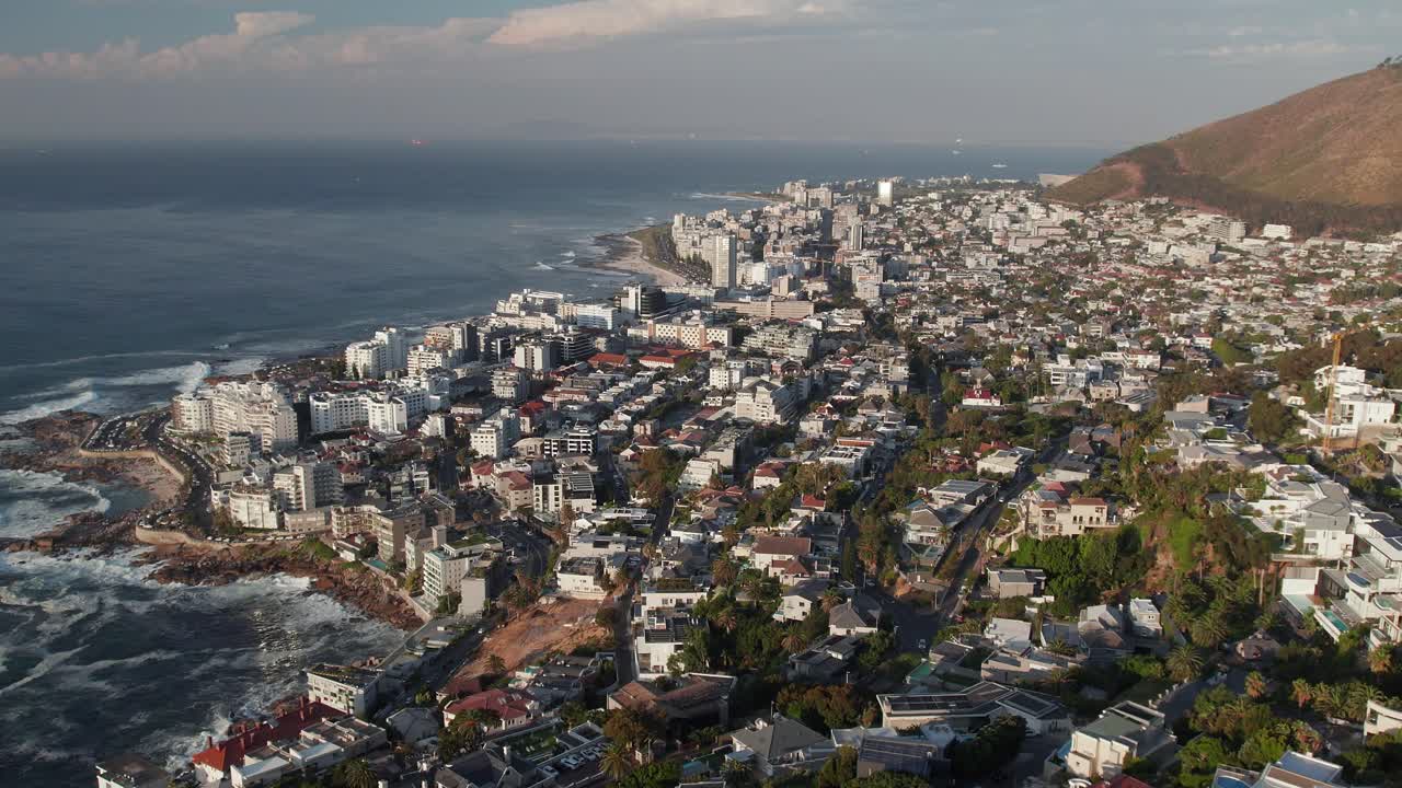 vista aérea del suburbio de seapoint y la bahía de bantry al amanecer en ciudad del cabo, sudáfrica