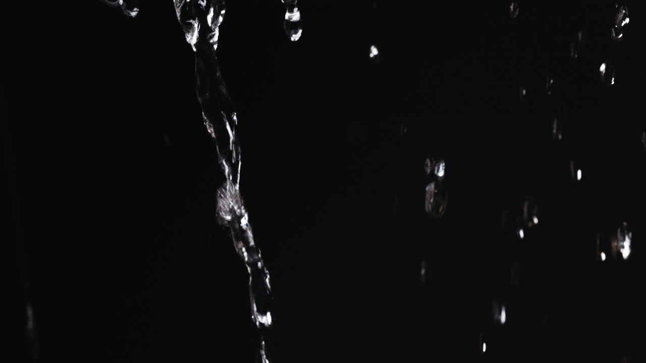 어 속에서 떨어지는 물