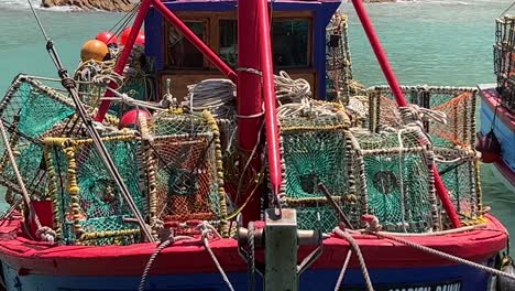 barco de pesca tirado en el puerto