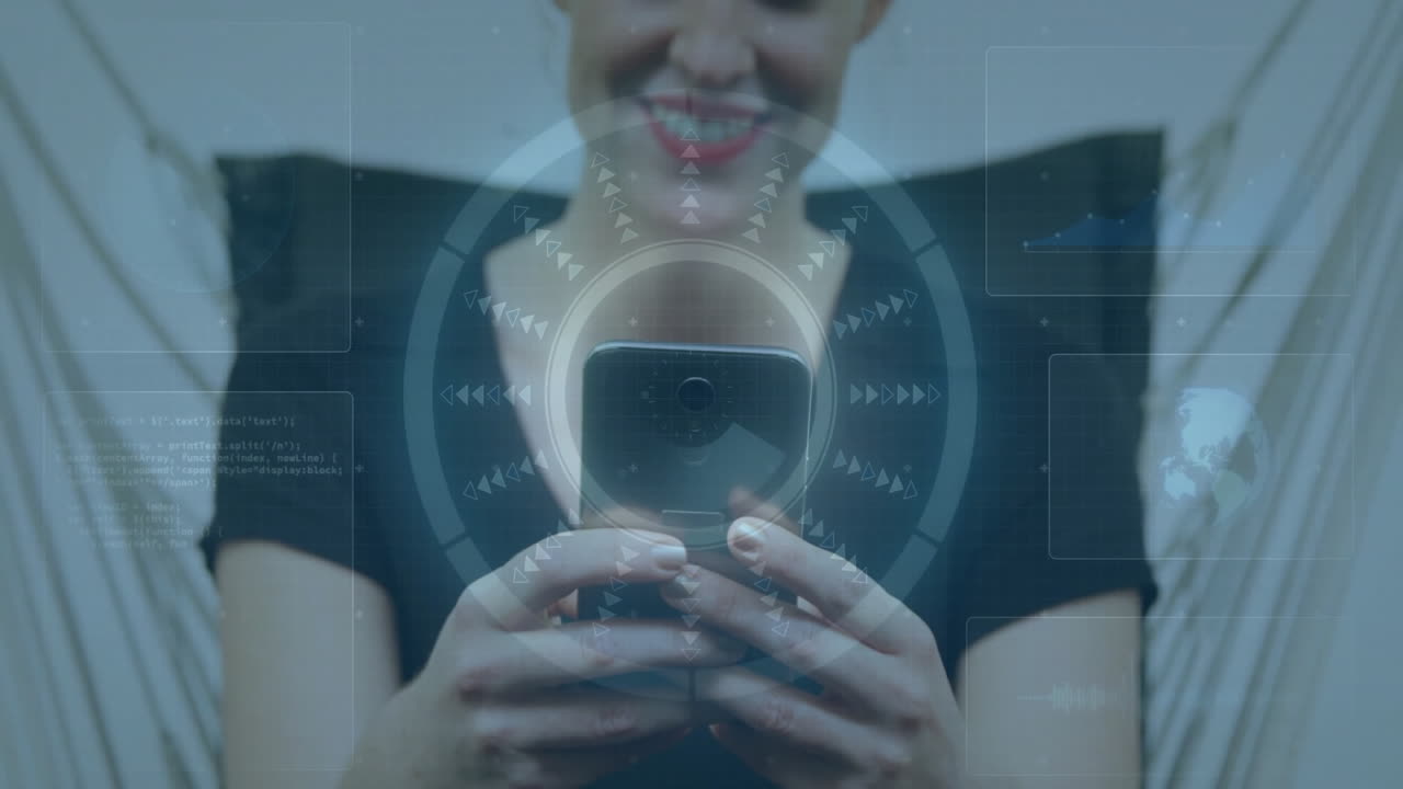 animación de escaneo de alcance sobre mujer caucásica feliz usando teléfono inteligente