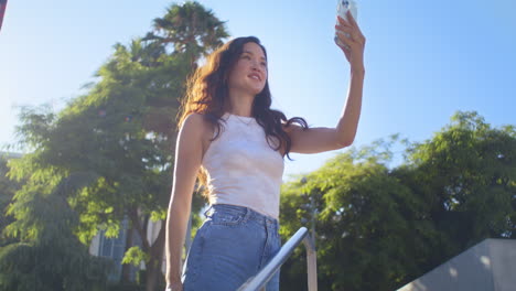 Señora-Despreocupada-Fotografiando-En-Las-Escaleras.-Turista-Asiático-Tomando-Fotografías-Del-Paisaje-Urbano.