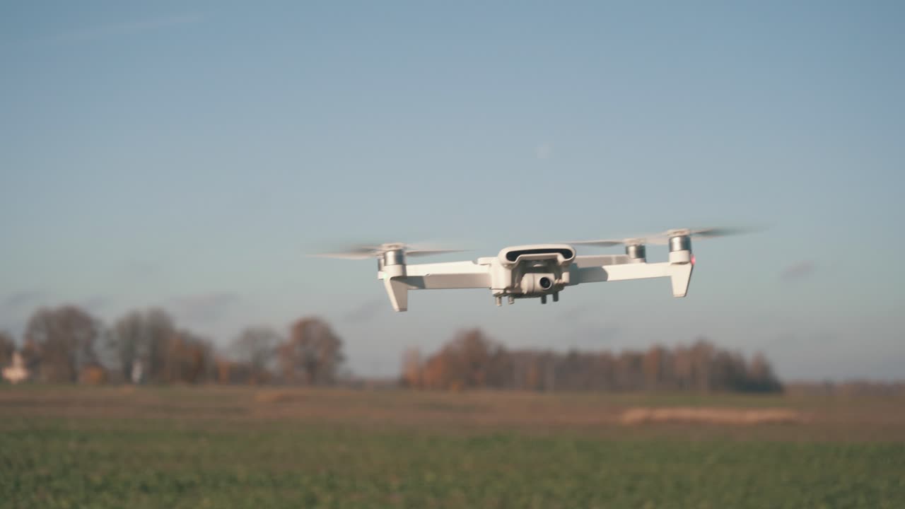 자연 배경에 흰색 드론 비행