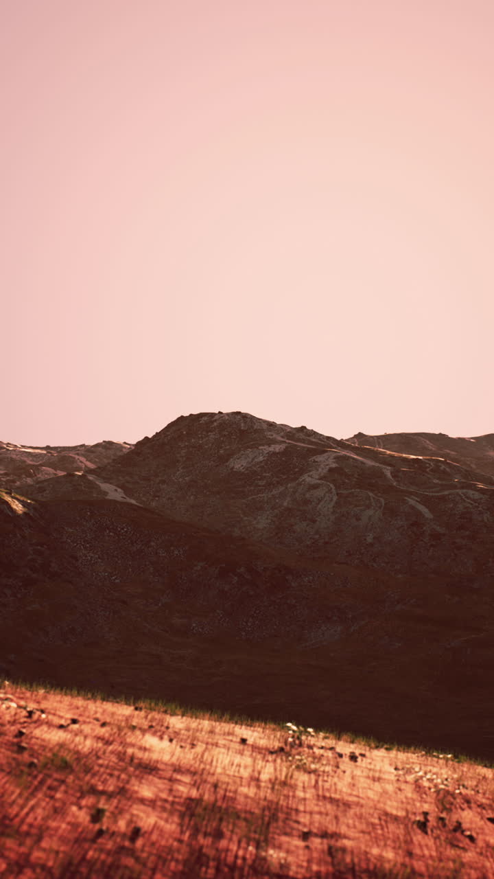 un paisaje montañoso al atardecer