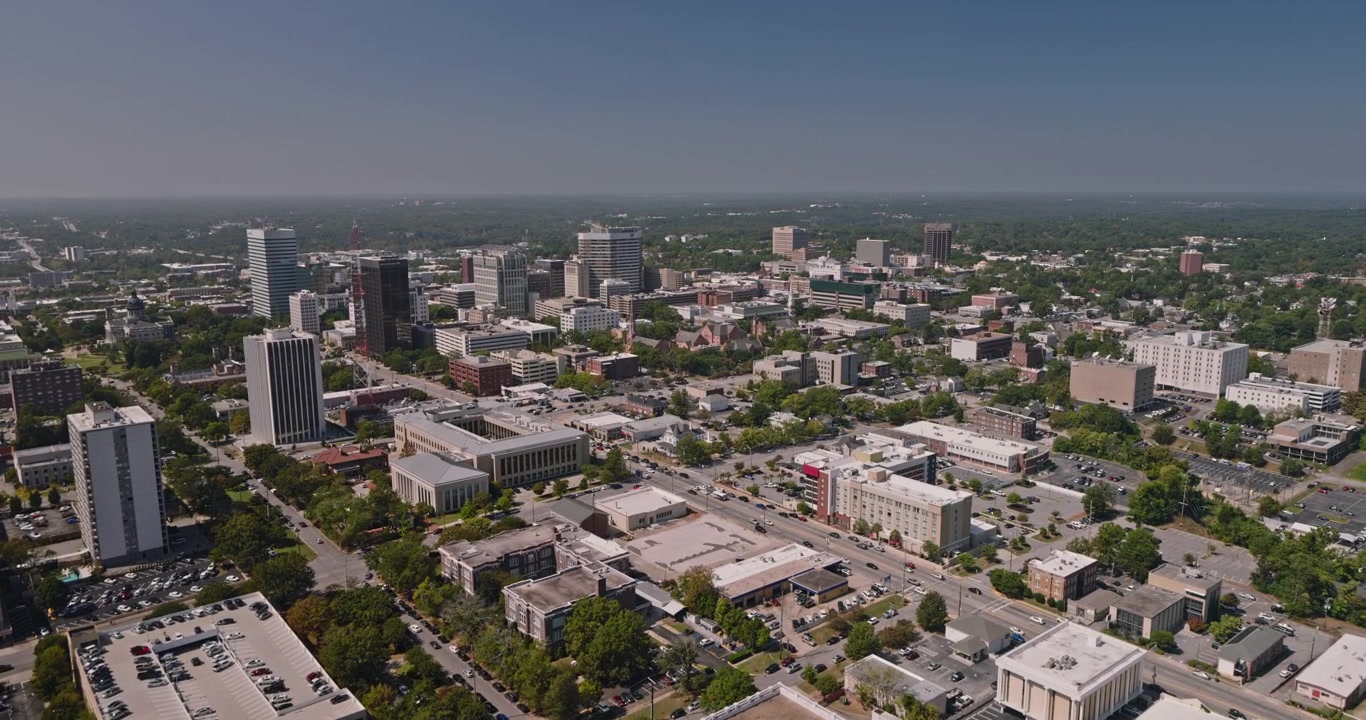 Sobrevuelo aéreo v30 de Columbia, Carolina del Sur, sobre barrios residenciales hacia el horizonte del centro y el distrito de negocios - Filmado con Inspire 3 8k - 3 de octubre de 2023