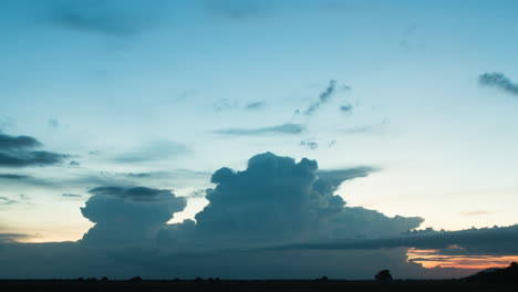 Sonnenstrahlen-Und-Blitze-In-Wolkenformationen-Als-Cumulonimbus-Wolke-Bilden-Sich-Während-Der-Monsunzeit-In-Südostasien