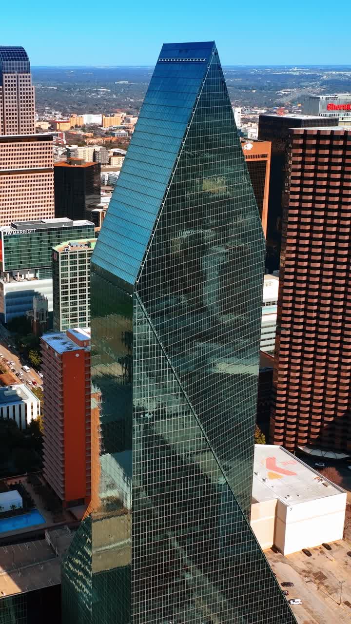 Edifícios modernos na parte alta da cidade americana. Esplêndido panorama de Dallas, Texas, EUA em um dia ensolarado.