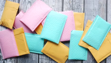 sobre de burbujas de papel verde y rosa en la mesa