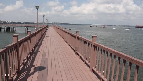 un puente de madera a lo largo del mar
