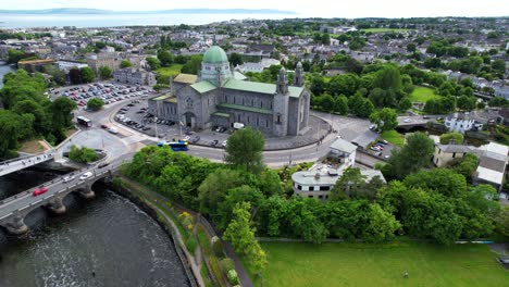 un avión no tripulado se acerca hacia adelante sobre la hermosa catedral de galway en un día soleado