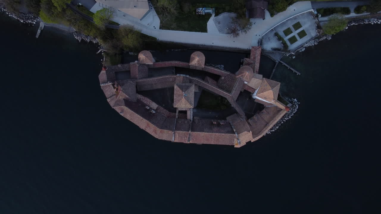 снимок с высоты над старой винодельней на набережной женевского озера возле монтре, швейцария