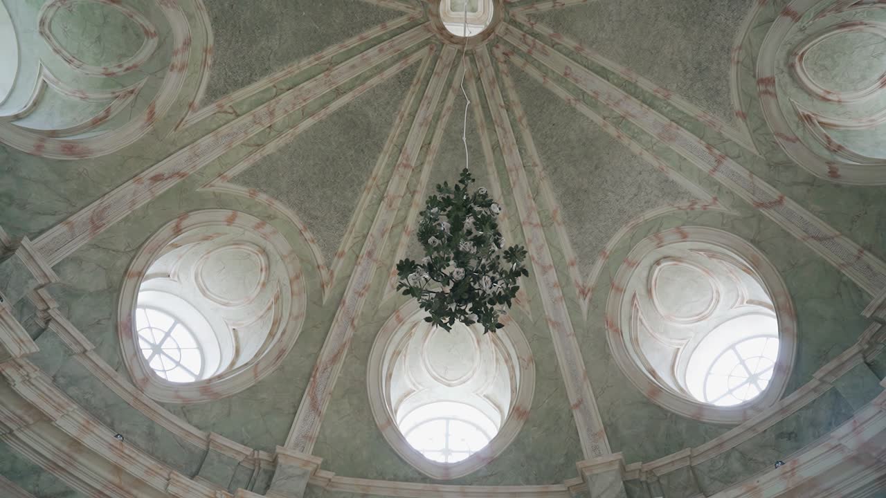 큰 광활한  아래에 큰 들리어가 매달려 있습니다. 사원에서 촬영