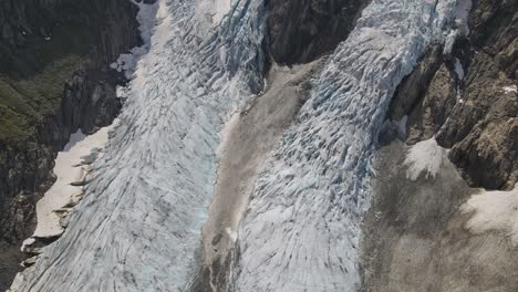 volando sobre dos brazos glaciares azules en el parque nacional de folgefonna en noruega