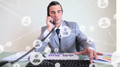 animación de procesamiento de datos financieros sobre empresario caucásico en el teléfono