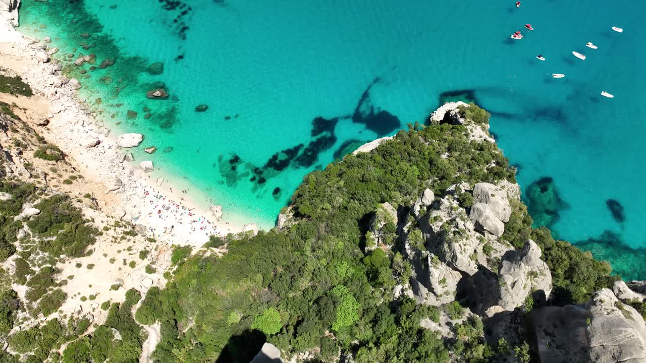Fantastiske 4K drone stockoptagelser i fugleperspektiv af Cala Goloritzé, et UNESCO-verdensarvssted på Sardinien i Italien. Krystalklart turkisblåt vand og majestætiske klipper fanget i enestående, filmisk skønhed. Perfekt til rejser