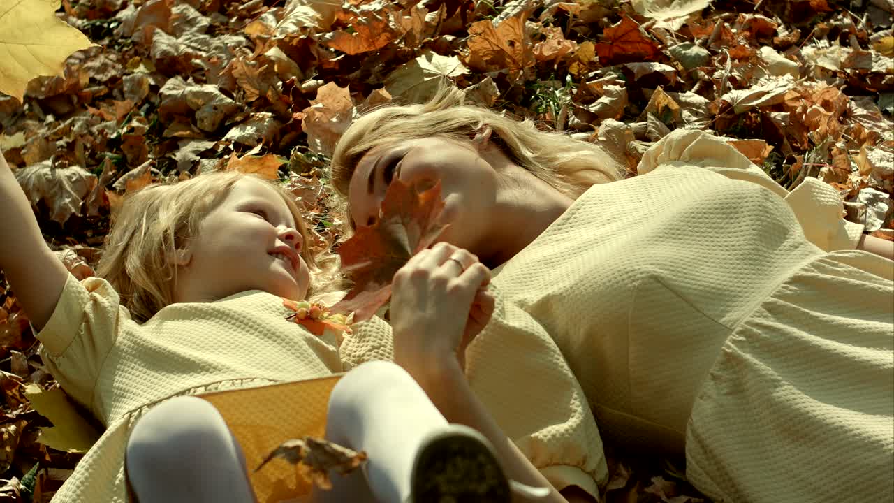 엄마와 딸은 가을에 노란 공원에서