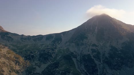 Amplio-Dron-Aéreo-Cayendo-Lentamente-Frente-A-Una-Cordillera