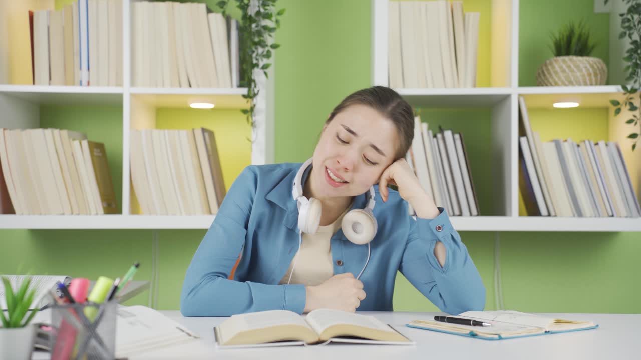 피곤한 여학생, 졸려서 공부하고 있어.