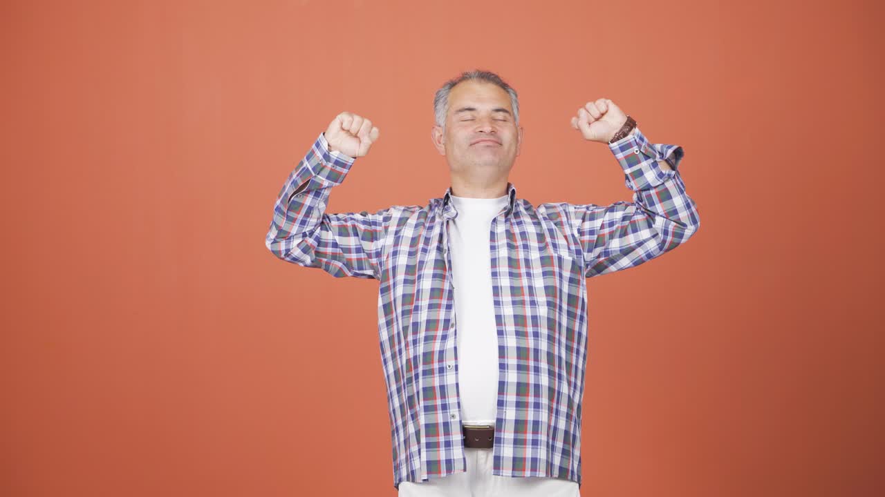 el hombre soñoliento bostezó.