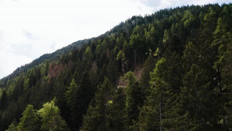 Drohnenaufnahme-Der-Berglandschaft-Italiens