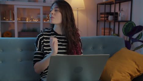 mujer trabajando en una computadora portátil en casa