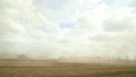 Kombiniert-Die-Ernte-Von-Sojabohnen-Und-Mais-Auf-Staubigen-Feldern-In-Ohio-Bei-Der-Farm-Science-Review-Als-Teil-Der-Erweiterung-Des-Staates-Ohio