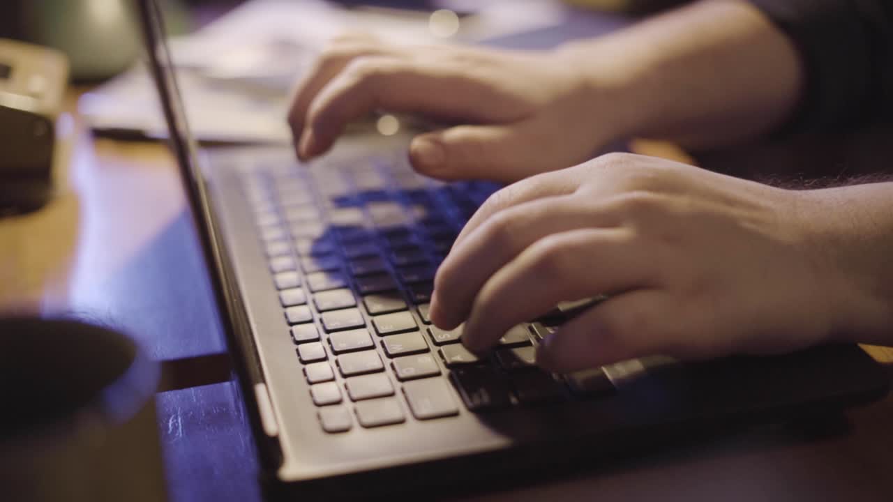 hombre dedos escribiendo en un teclado de computadora