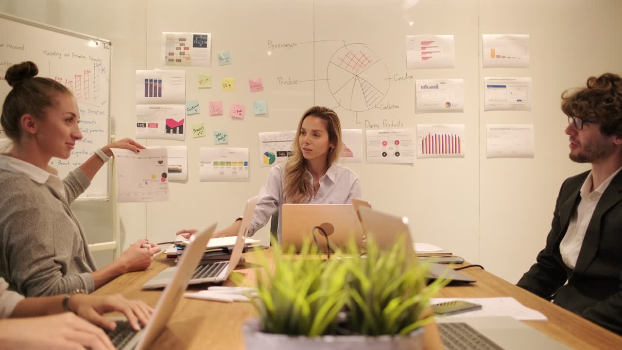 reunión de trabajo en equipo profesional multirracial con compañeros de trabajo en la oficina de negocios.