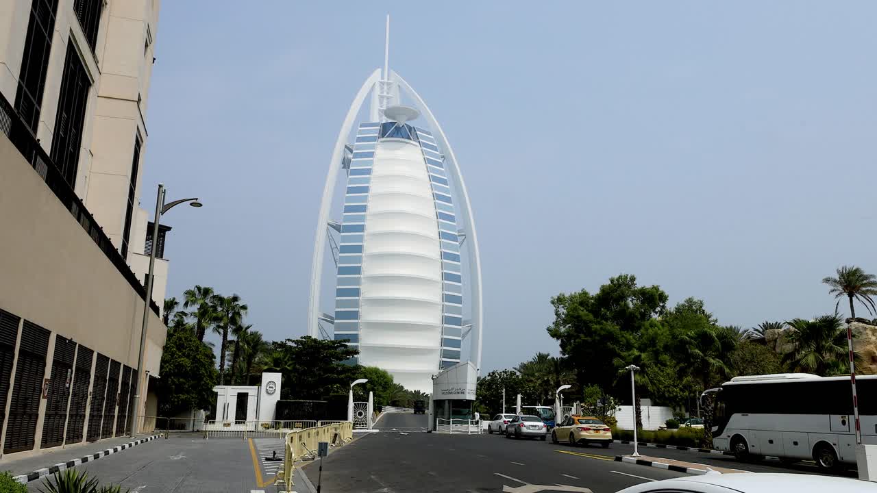 Burj Al Arab visto da una strada vicina