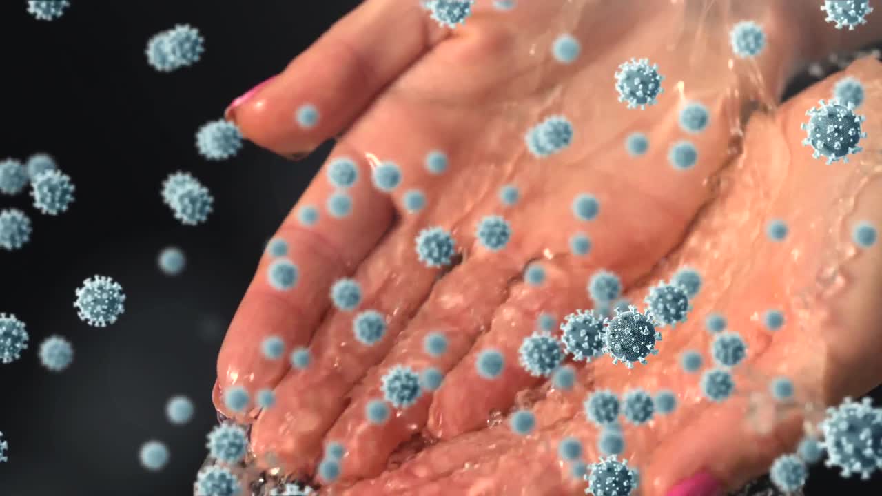 Animazione di cellule macro Covid-19 che fluttuano sopra mani su cui viene versata acqua.