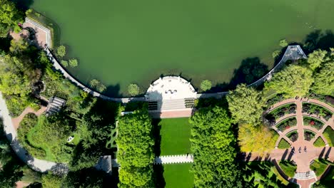 Hermoso-Video-Panorámico-Aéreo-De-Drones-De-Alta-Resolución-4k-De-Los-Famosos-Jardines-Botánicos-De-Chicago-Durante-Un-Hermoso-Día-Soleado---EE.UU.