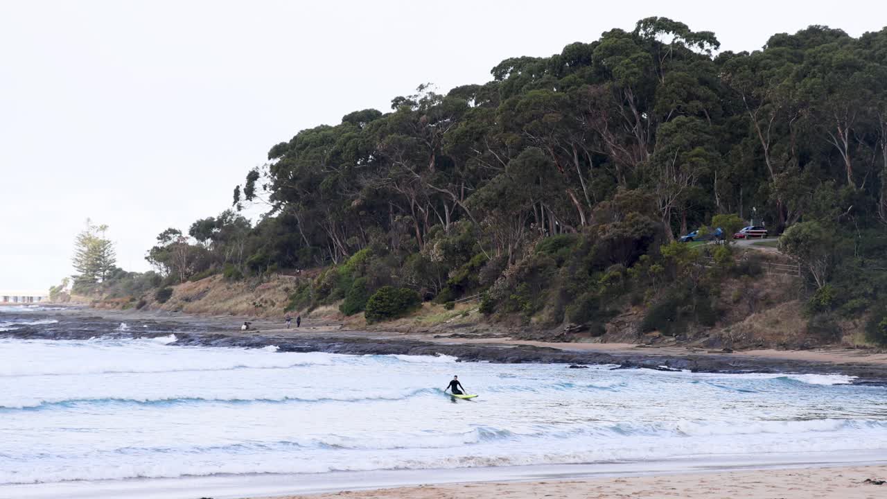 로른 해변 에서 파도 를 타고 서핑 하는 서퍼