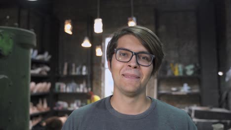 retrato de un artesano en un taller