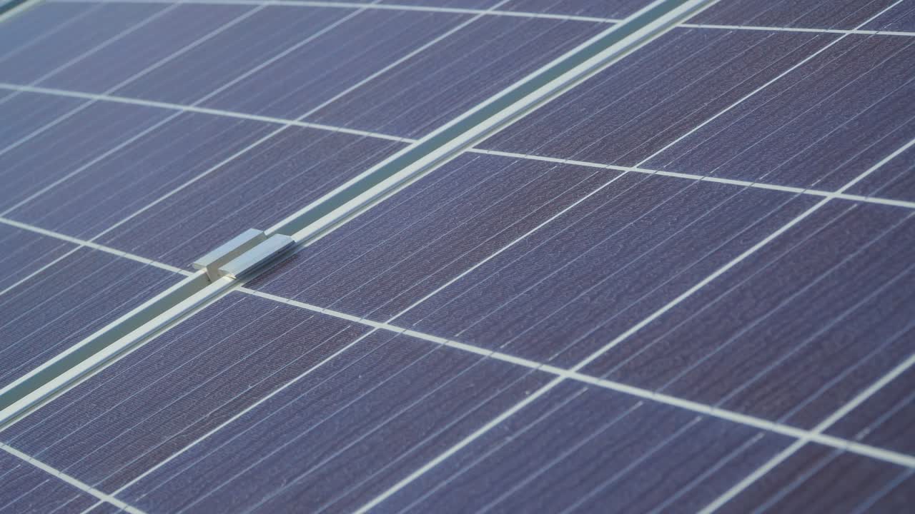 planta de energía solar instalada en el campo
