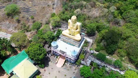 drone paisaje aéreo vista de la estatua del buda dorado dambulla cueva templo edificio religión espiritual en sri lanka asia viajes turismo