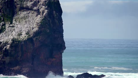 vista de cerca de las olas del océano en la costa pacífica de california