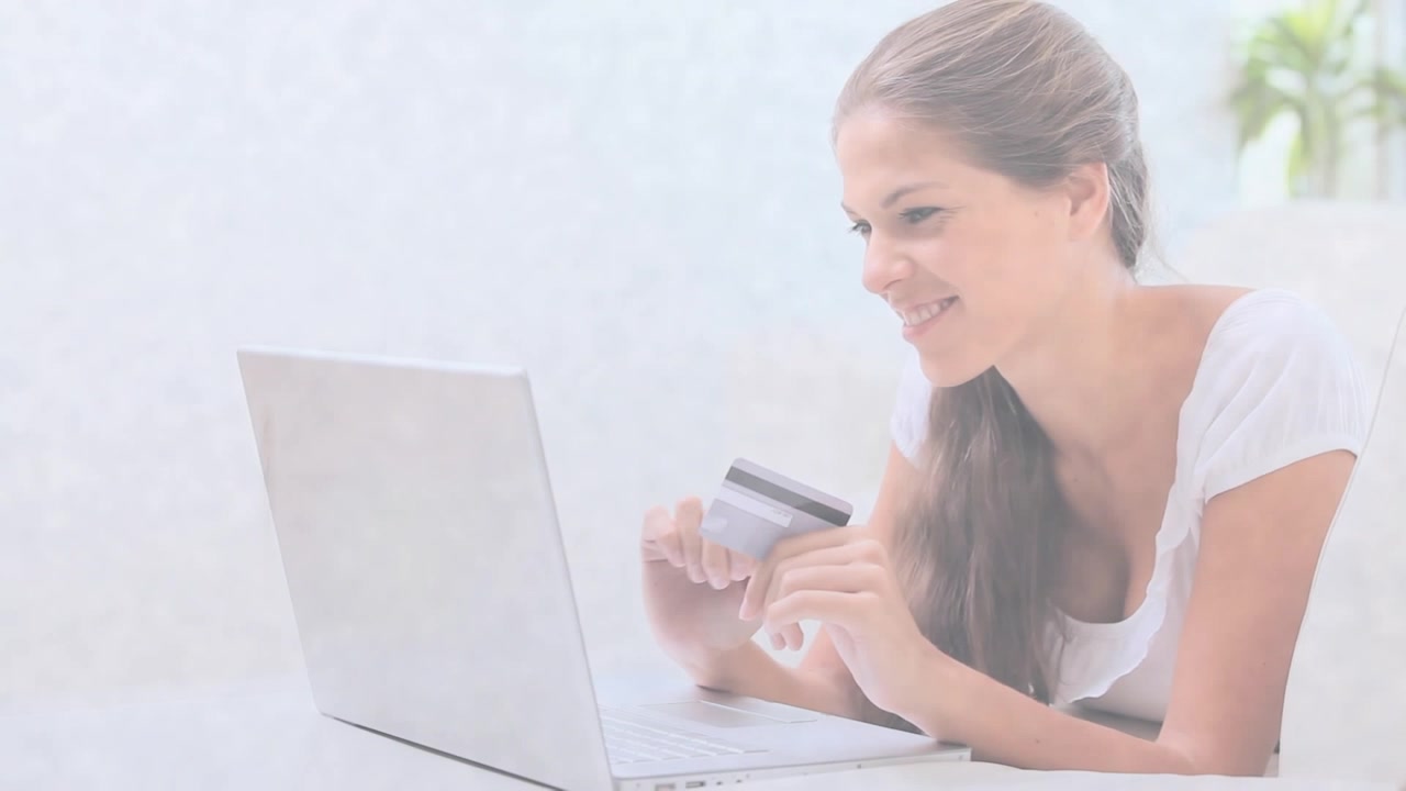 Vídeo de mulher pagando online com cartão de crédito usando notebook