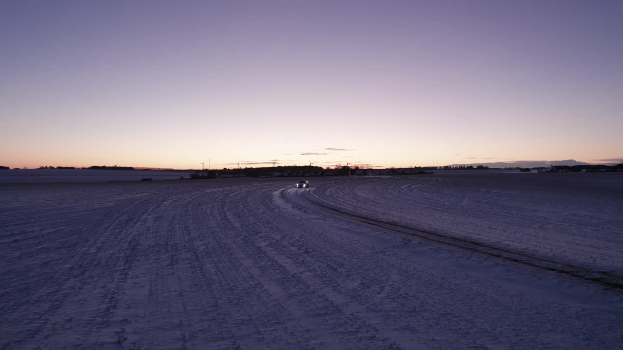 겨울 풍경, 스칸디나비아에서 눈 덮인 도로에서 운전하는 자동차의 조감도 - 패닝 샷