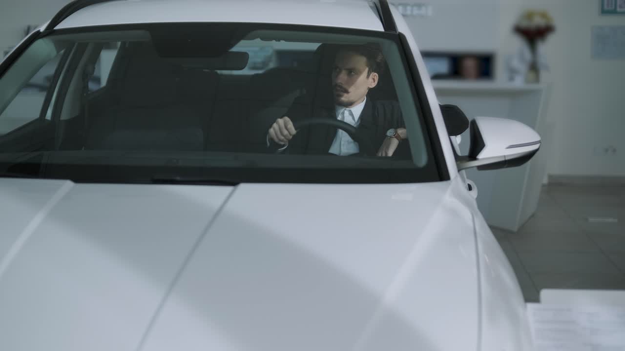 hombre sentado en un coche