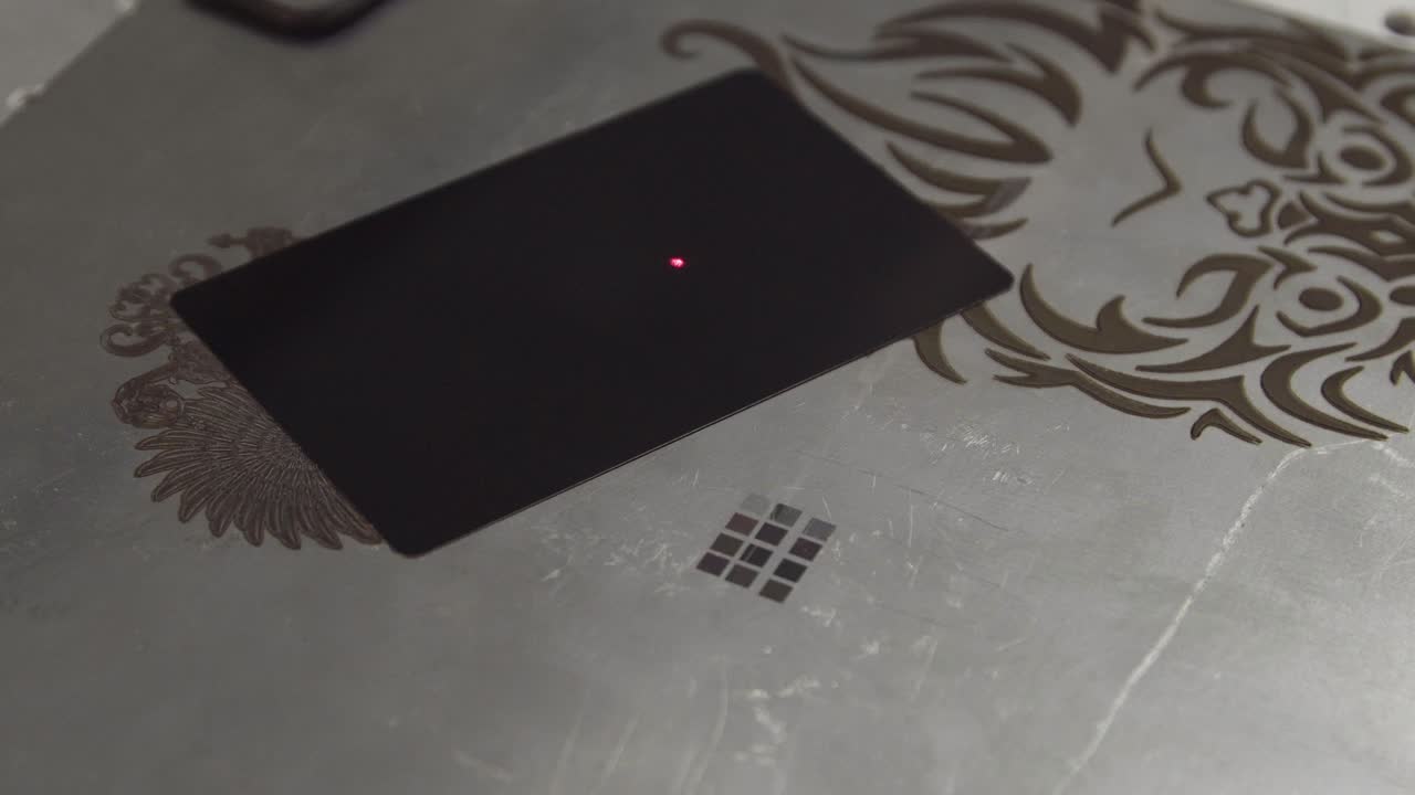 사용자 정의 카드의 레이저 조각 과정