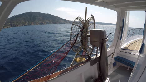 red vacía siendo arrastrada en un barco de pesca, tiro ancho