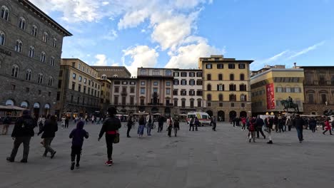 gente caminando en una bulliciosa plaza de florencia