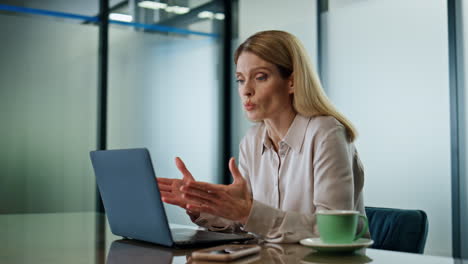 Annoyed-businesswoman-explaining-at-laptop-video-call.-Manager-arguing-computer