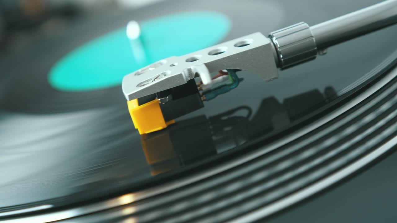 회전하는 검은 비닐 레코드 플레이어의 조각. 회전하는 판과 스타일러스를 바늘 회전 테이블 클로즈업으로 슬라이드하십시오.