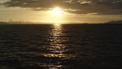 Extreme-Weitwinkelaufnahme-Der-Skyline-Von-San-Francisco-Und-Der-Golden-Gate-Bridge-Bei-Sonnenuntergang