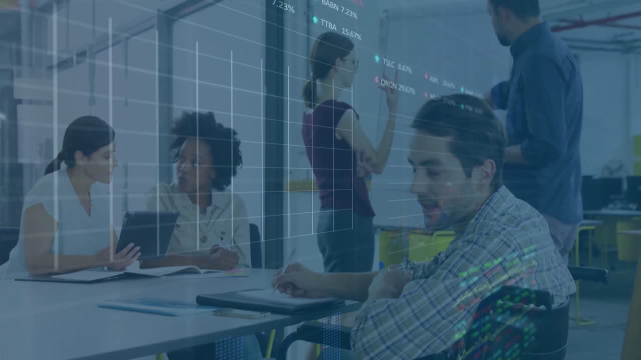 animación de múltiples gráficos y tablero de negociación sobre hombre caucásico escribiendo en el bloc de notas en la oficina