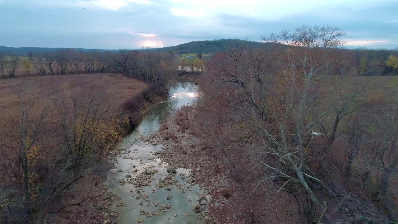 toma aérea sobre cedar creek en monterey hacia el río kentucky, hermoso paisaje de otoño y nubes que se reflejan en el agua prístina