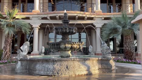 Una-Fuente-De-Piedra-De-Inspiración-Colonial-Española-Adorna-El-Patio-De-Un-Complejo-De-Oficinas-Suburbano,-Rancho-Mccormick,-Scottsdale,-Arizona