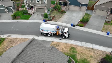 Vista-De-Drone-De-Un-Camión-De-Basura-Cargando-Un